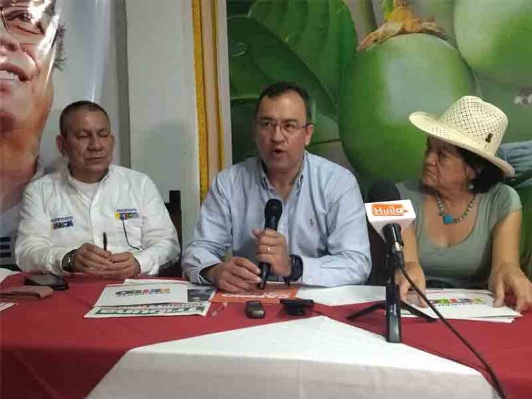 tres personas en la foto alfonso prada, armando cuellar, leyla rincon.