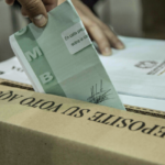 mano depositando un voto en elecciones