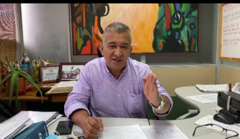 Una persona, armando acuña diputado del departamento del Huila.
