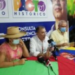 tres personas sentadas, una mujer con sombrero y dos hombres que responden al pacto historico