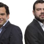 dos personas de espalda con saco y corbata,