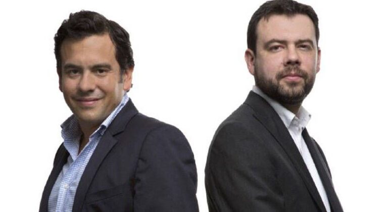 dos personas de espalda con saco y corbata,